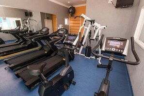 A gym with treadmills, elliptical machines, and a stationary bike. - #TP301 | Cyclinn Perdizes (Perdizes)