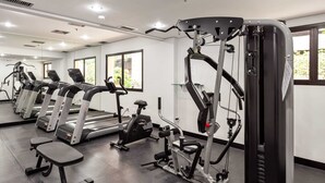 A gym with treadmills, elliptical machines, and weightlifting equipment. - Cyclinn a 400m do WTC Berrini Vila Olímpia #WB1101 (Berrini)
