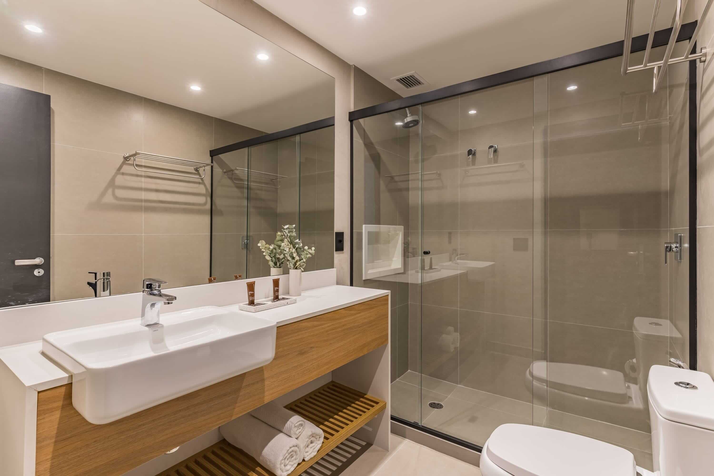 Een douche, een haardroger, shampoo