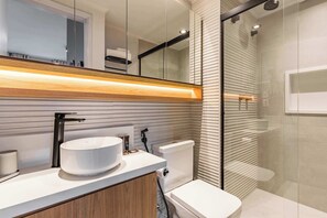 Dusche, Haartrockner, Shampoo