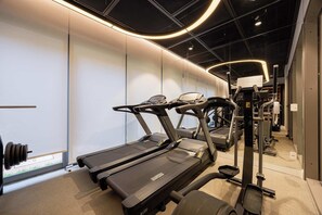 A modern gym with treadmills, ellipticals, and weight machines. - Studio Completo a 500m do Metrô Borba Gato | AD503 (Brooklin)