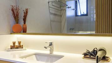 Chuveiro, secador de cabelo, shampoo