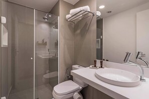 Shower, hair dryer, towels, shampoo - #WP206 | Cyclinn Paulista Jardins (Jardim Paulista)