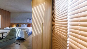 Una habitación de hotel moderna con una cama, un escritorio y una silla.