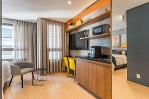 Desk, iron/ironing board, WiFi, bed sheets - #NP904 | Cyclinn Pinheiros (Pinheiros)