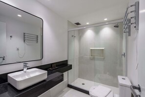 Doccia, asciugacapelli, shampoo