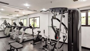 A gym with treadmills, elliptical machines, and weightlifting equipment. - Cyclinn a 400m do WTC Berrini Vila Olímpia #WB1301 (Berrini)