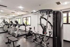 A gym with treadmills, elliptical machines, and weightlifting equipment. - Cyclinn a 400m do WTC Berrini Vila Olímpia #WB1301 (Berrini)