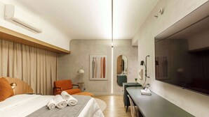 A hotel room with a bed, a desk, a TV, a mirror, and a window. - Cyclinn a 400m do WTC Berrini Vila Olímpia #WB1301 (Berrini)