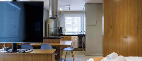 Escritorio, tabla de planchar con plancha, wifi y ropa de cama