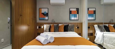 Escritorio, tabla de planchar con plancha, wifi y ropa de cama