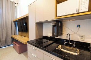Fridge, microwave, coffee/tea maker, cookware/dishes/utensils - Studio Completo a 100m do Metrô Brooklin | HM1113 (Brooklin)