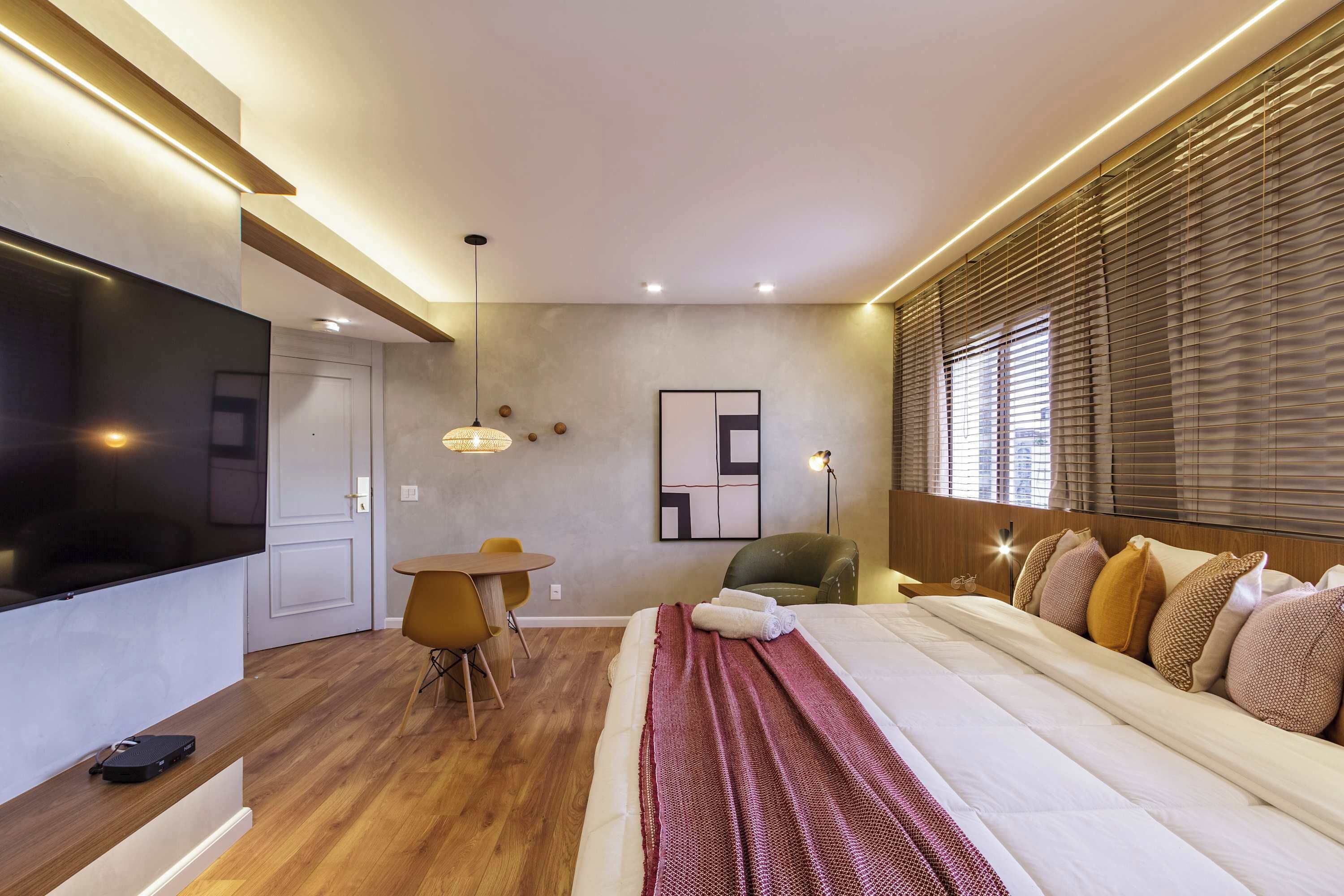 Desk, iron/ironing board, WiFi, bed sheets
