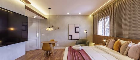 Escritorio, tabla de planchar con plancha, wifi y ropa de cama