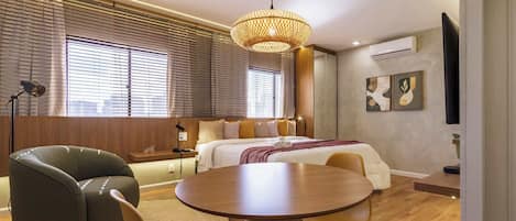 Escritorio, tabla de planchar con plancha, wifi y ropa de cama