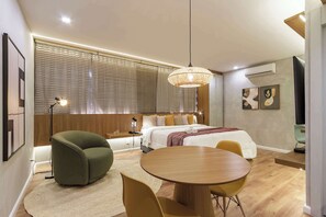 Escritorio, tabla de planchar con plancha, wifi y ropa de cama 