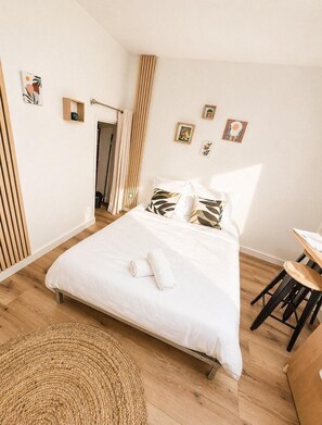 Bureau, Wi-Fi gratuit, draps fournis