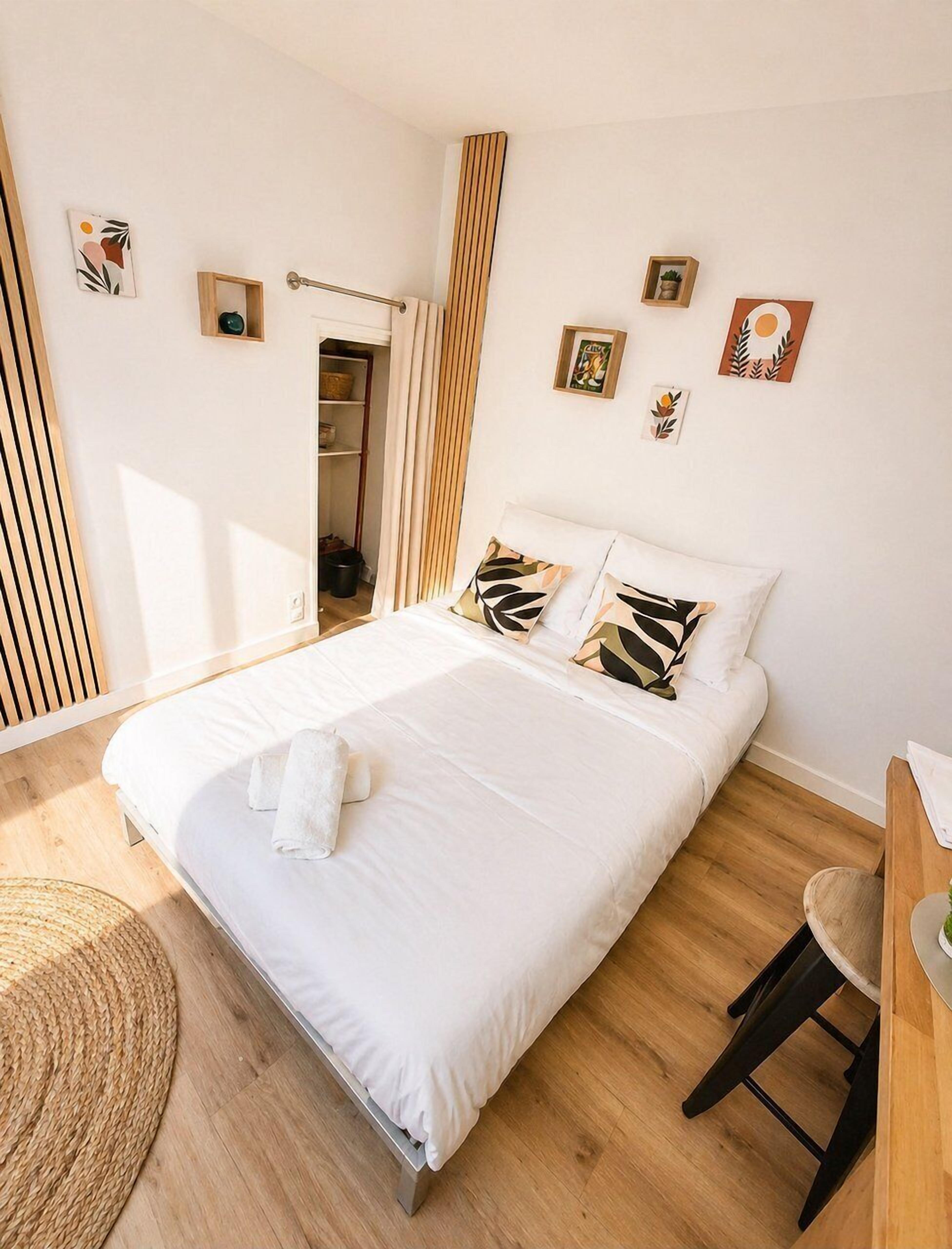 Desk, free WiFi, bed sheets