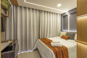 Escritorio, wifi y ropa de cama 