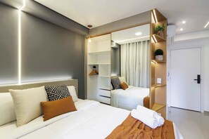 Escritorio, wifi y ropa de cama 