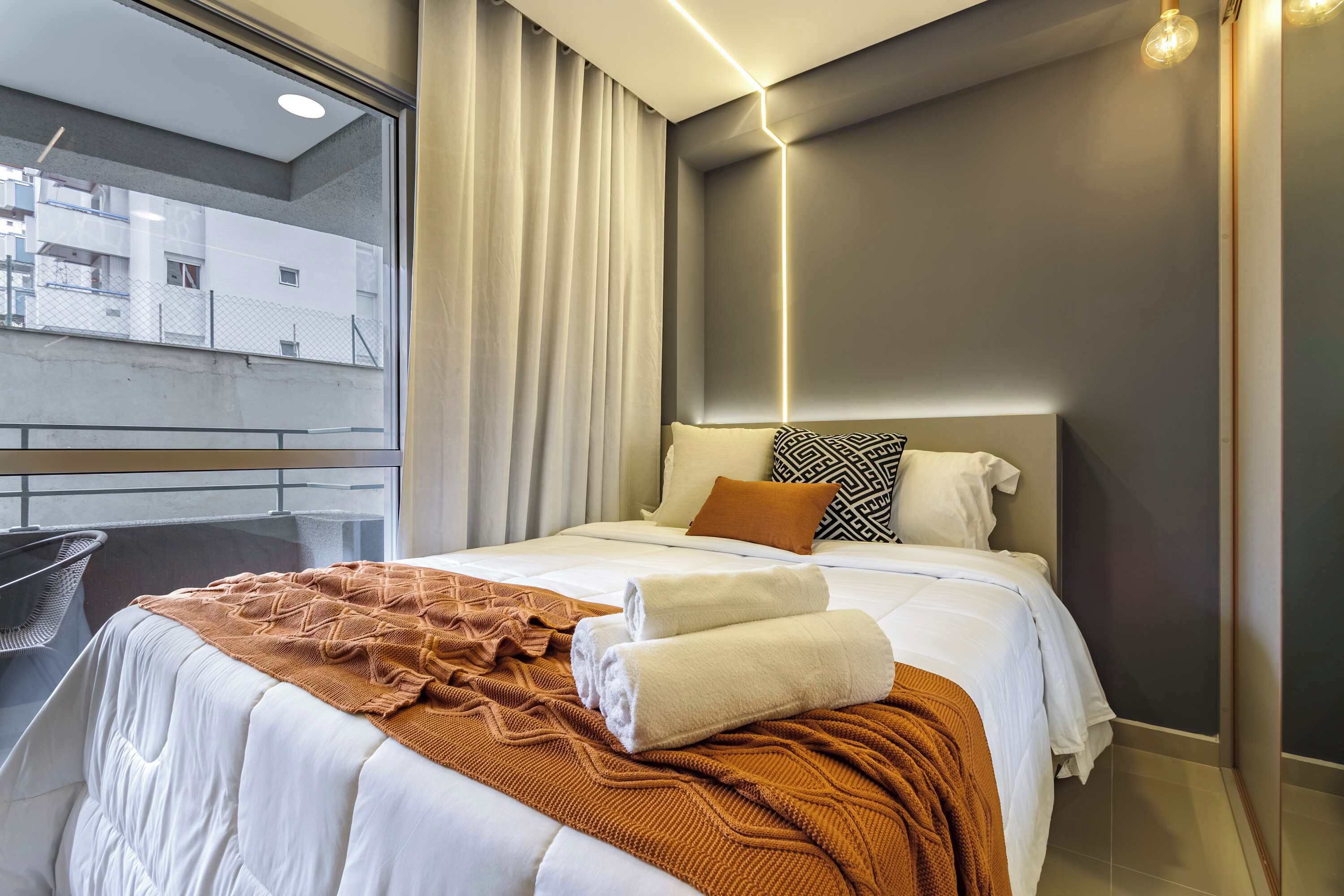 Desk, WiFi, bed sheets
