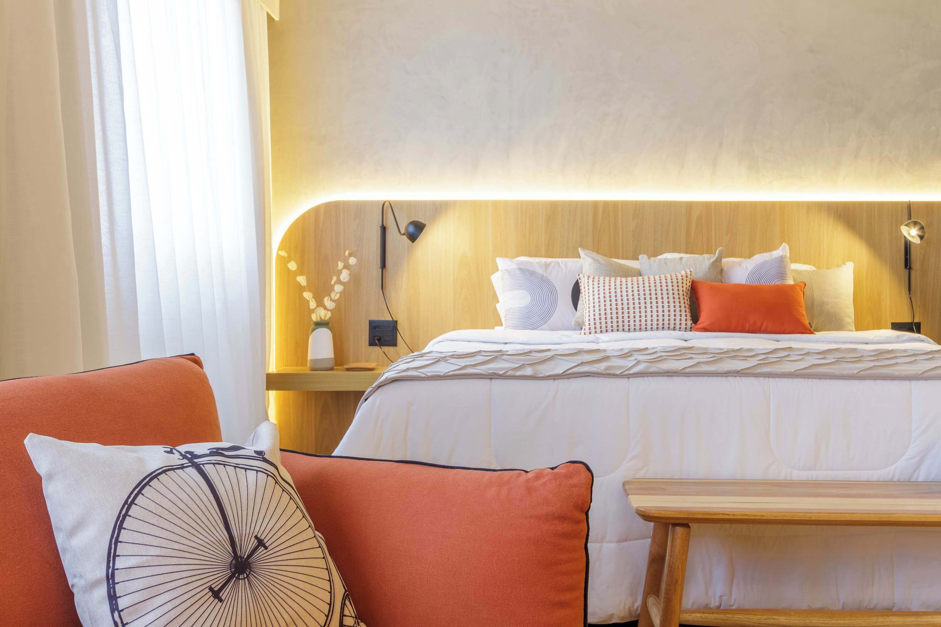 Tabla de planchar con plancha, wifi y ropa de cama 