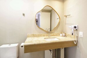 Regadera, secadora de cabello, shampoo 