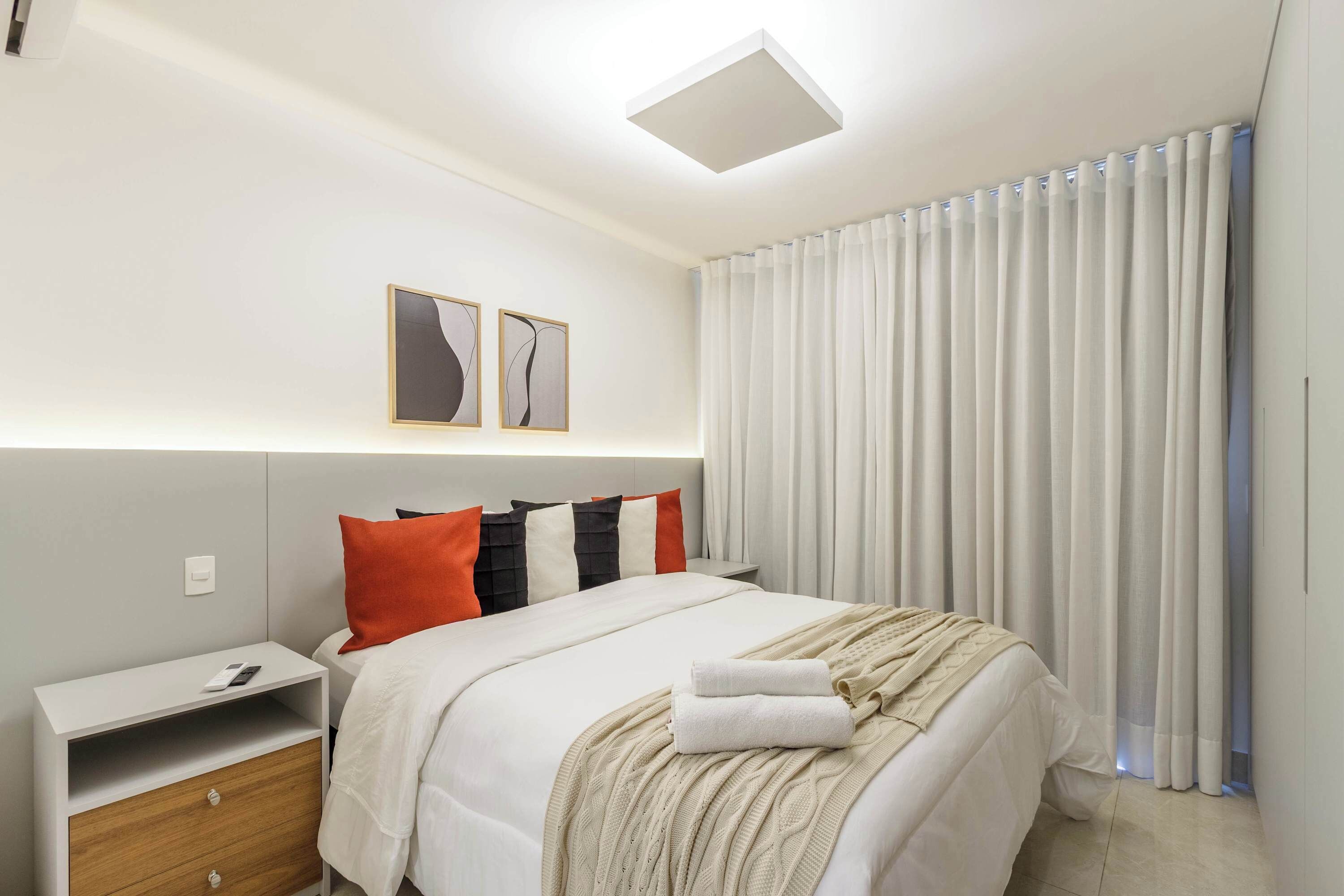 Desk, iron/ironing board, WiFi, bed sheets