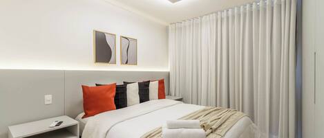 Desk, iron/ironing board, WiFi, bed sheets