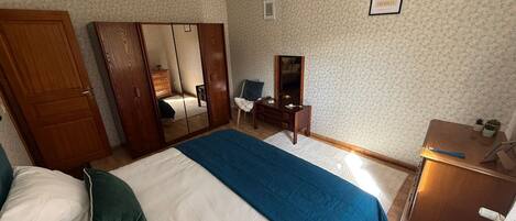 Iron/ironing board, WiFi, bed sheets