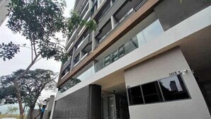 A modern building with a flat roof, large windows, and a visible entrance. - Studio Completo a 100m do Metrô Brooklin | HM1108 (Brooklin)