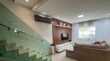 Casa premium, acesso à piscina | Área de estar | Smart TV 50 polegadas com canais digitais, Netflix