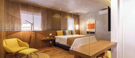 Escritorio, tabla de planchar con plancha, wifi y ropa de cama