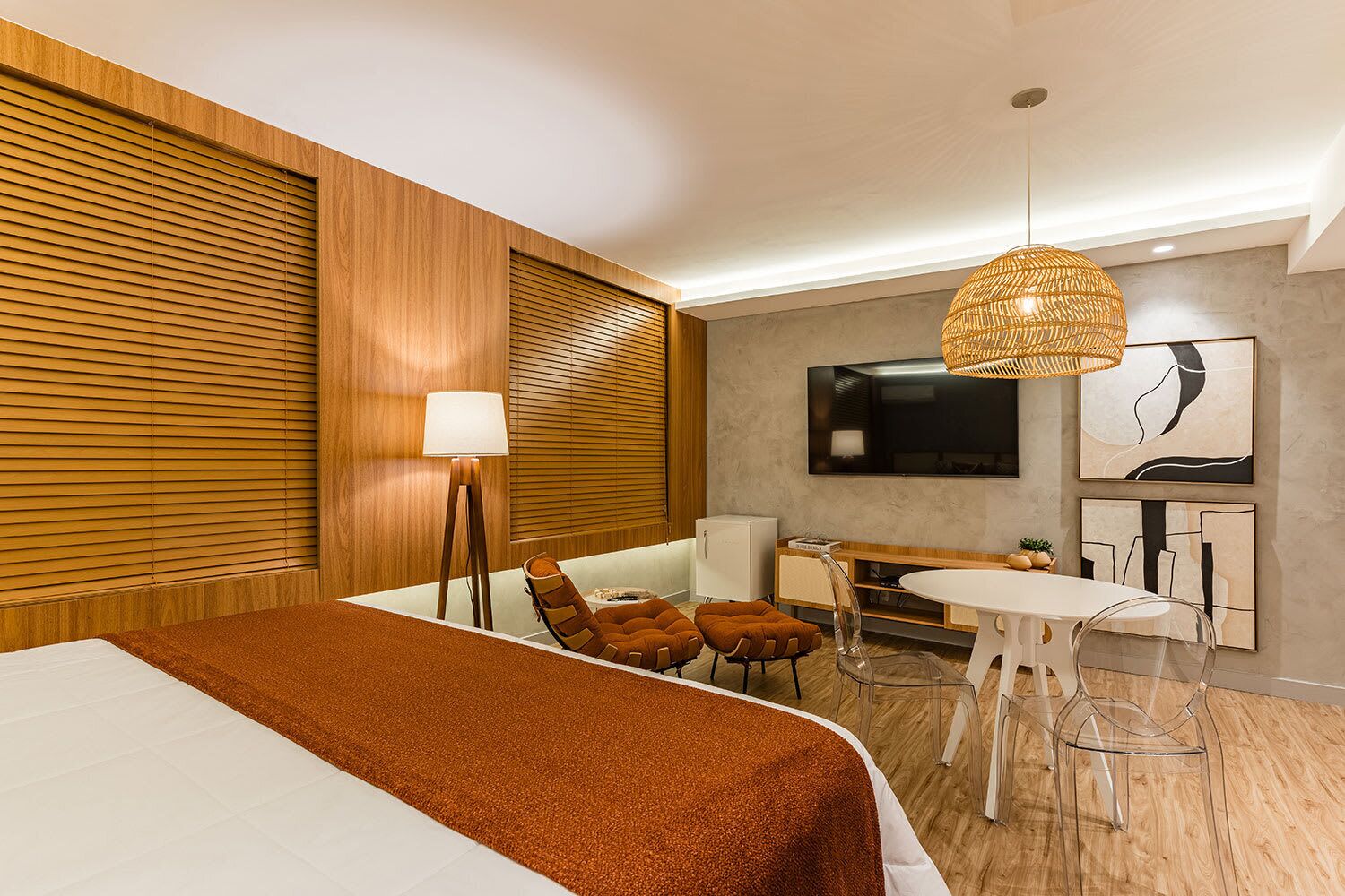 Escritorio, tabla de planchar con plancha, wifi y ropa de cama 