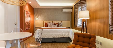 Escritorio, tabla de planchar con plancha, wifi y ropa de cama