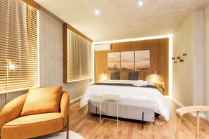 A modern bedroom with a bed, bedside tables, a chair, and a large window with blinds. - #TW3509 | Cyclinn Vila Olímpia (Itaim Bibi)