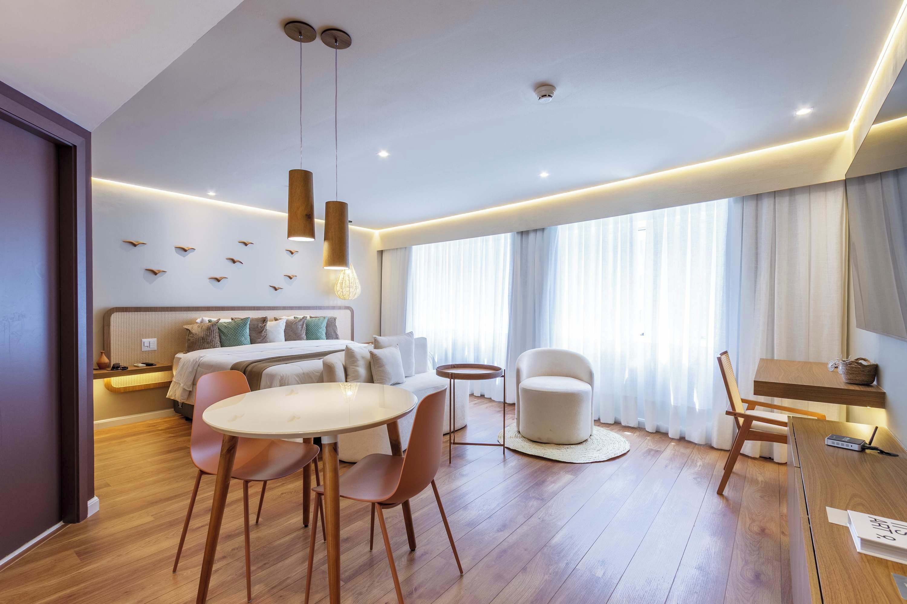 Tabla de planchar con plancha, wifi, ropa de cama