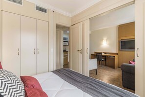 Desk, WiFi, bed sheets - Flat a 600m do Shopping Vila Olímpia | TW1912 (Itaim Bibi)