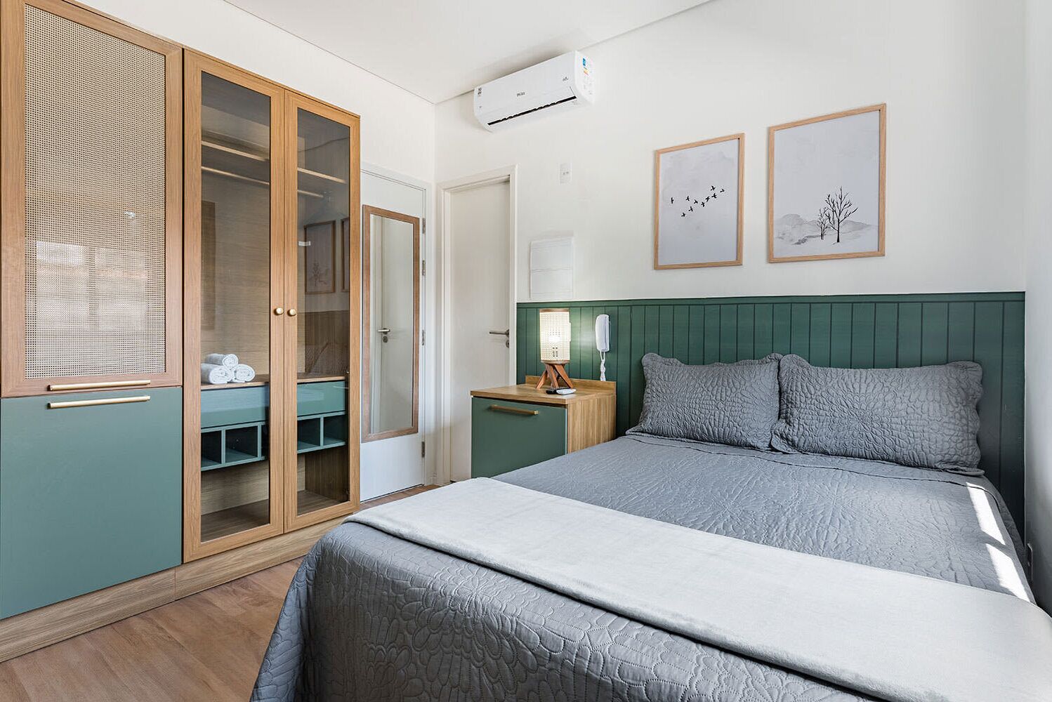 Escritorio, wifi, ropa de cama