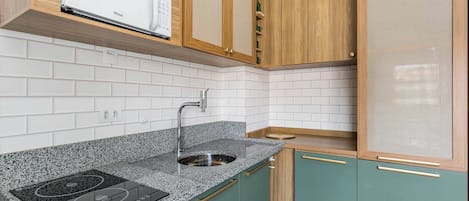 Kühlschrank, Mikrowelle, Wasserkocher mit Kaffee-/Teezubehör