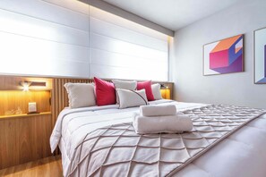 Tabla de planchar con plancha, wifi y ropa de cama 