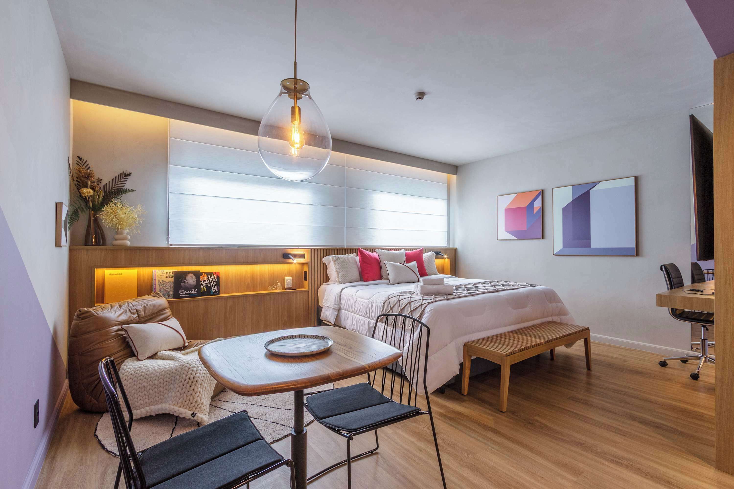 Tabla de planchar con plancha, wifi y ropa de cama 