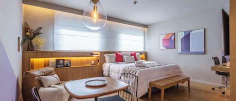 Tabla de planchar con plancha, wifi y ropa de cama
