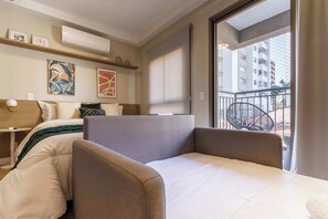 Escritorio, wifi y ropa de cama 