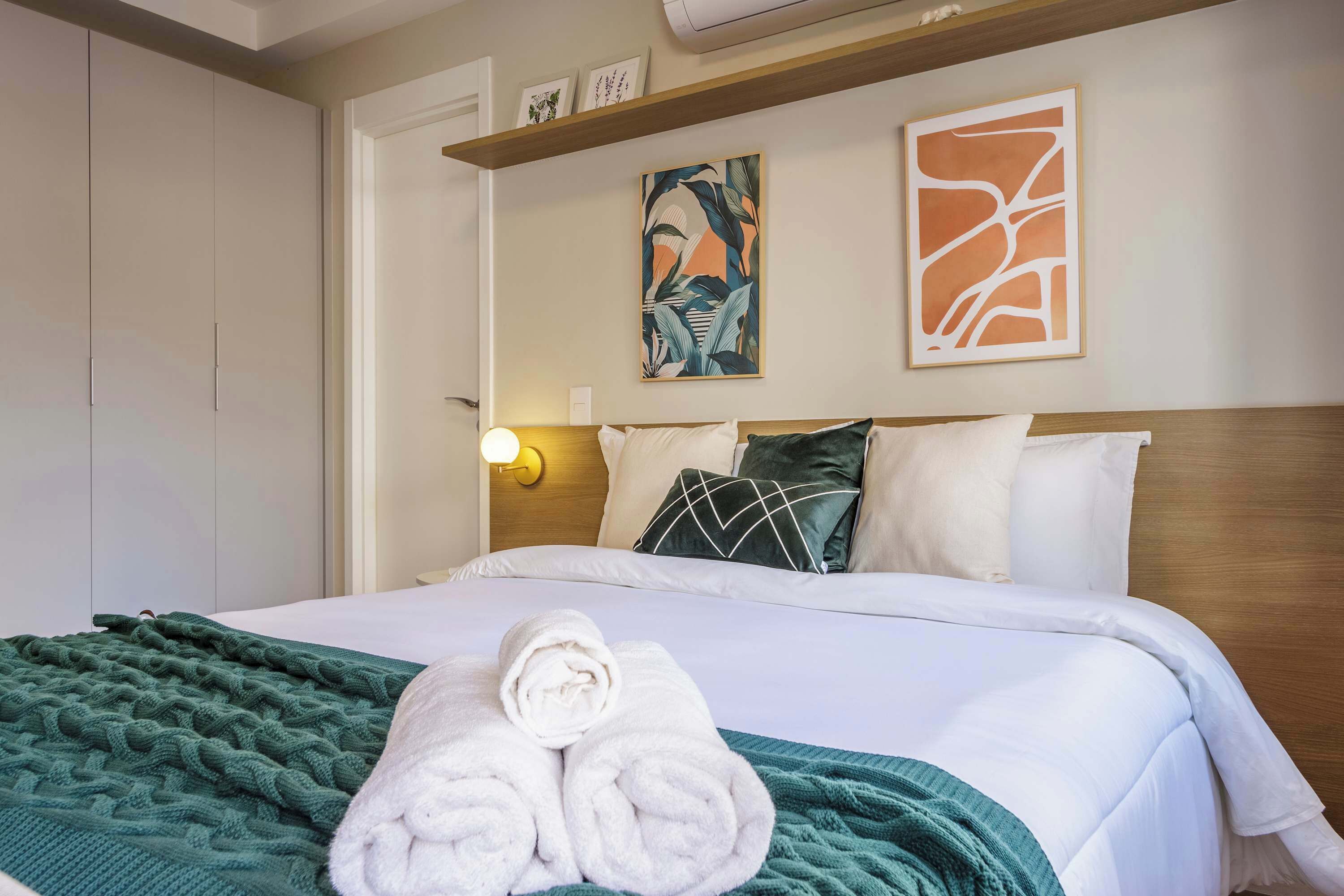 Escritorio, wifi, ropa de cama
