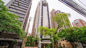 A tall building with a modern design, surrounded by trees and other buildings. - Cyclinn a 500m da Faria Lima | #TR502 (Itaim Bibi)