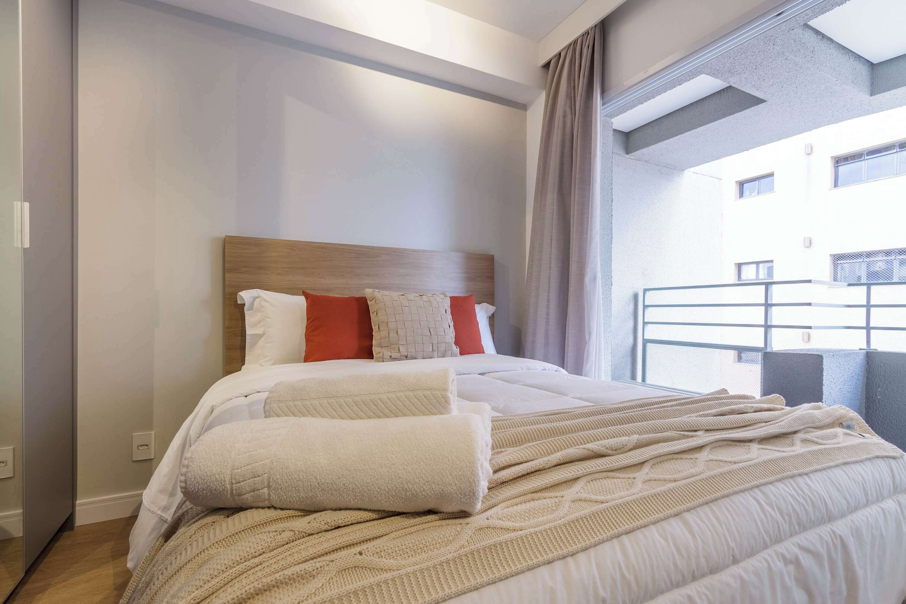 Desk, WiFi, bed sheets