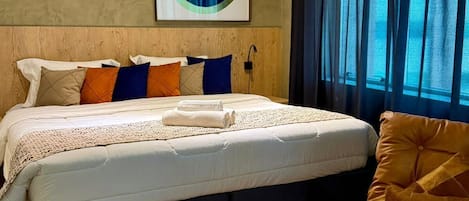 Tabla de planchar con plancha, wifi y ropa de cama