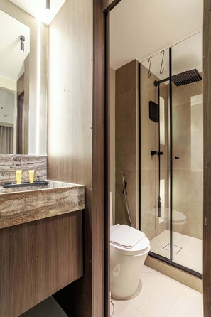 A modern bathroom with a marble countertop, a glass-enclosed shower, and a toilet. - #RD2009 | Cyclinn Vila Olímpia (Vila Olímpia)