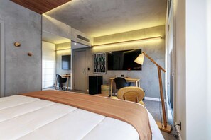 A modern hotel room with a large bed, a desk, a chair, a lamp, and a large window. - #IN608 | Cyclinn Jesuíno Arruda Itaim (Itaim Bibi)